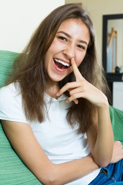 Riendo chica con el dedo en la nariz — Foto de Stock