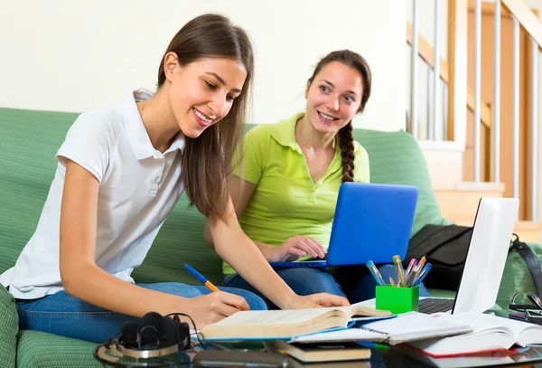 Mädchen mit Laptops zur Schule zu Hause — Stockfoto