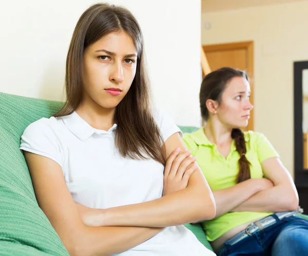 Девушки друзья сидя и недовольство — стоковое фото