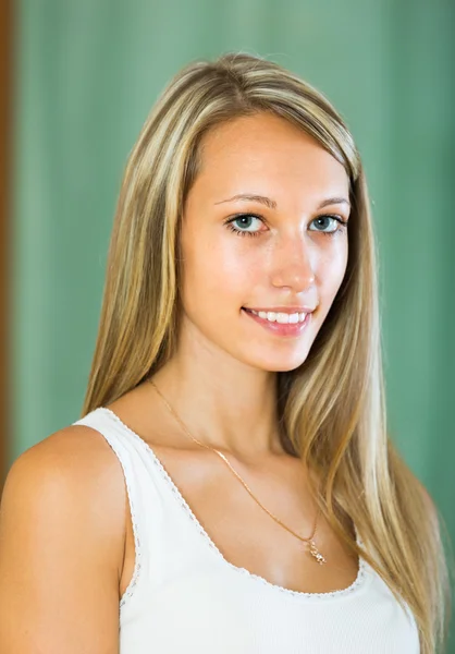 Portrait of smiling girl at home — Stock Photo, Image