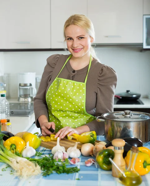 Casual vrouw snijden peper — Stockfoto