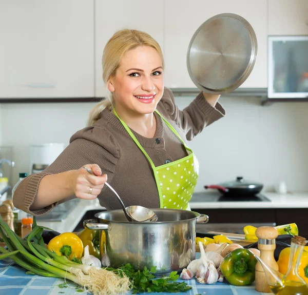 Donna in grembiule a casa cucina — Foto Stock