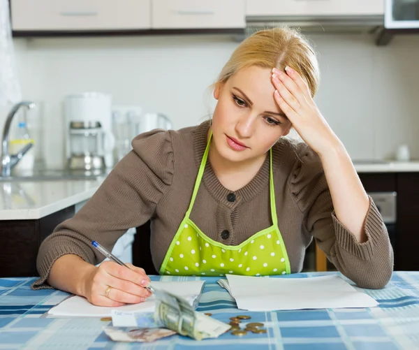 Casual dona de casa preenchimento de contas de pagamentos — Fotografia de Stock