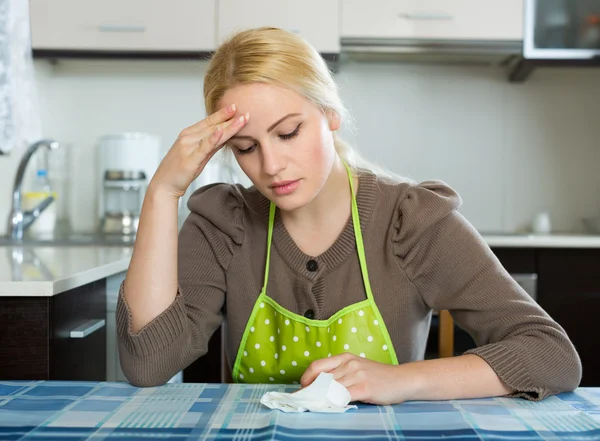 Sorgliga kvinna sitter på kök — Stockfoto