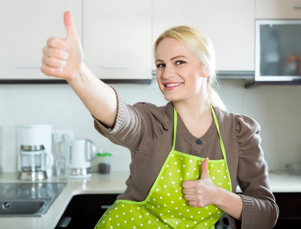 Chica rubia alojándose en la cocina — Foto de Stock
