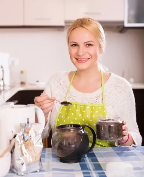 Housewife making tea and smiling — Stock Photo, Image