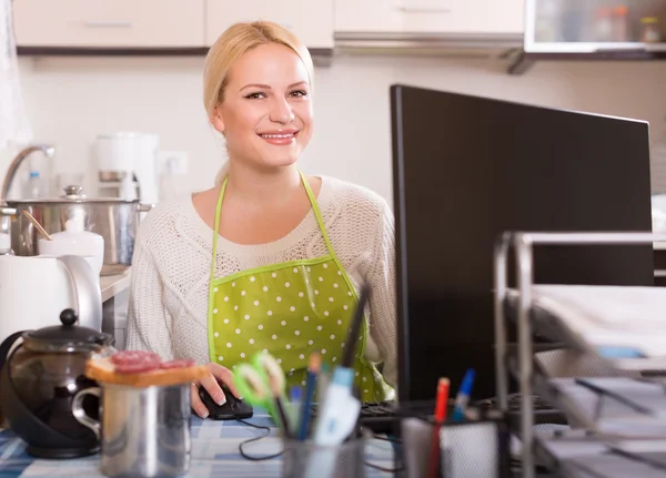 Женщина, работающая дома онлайн — стоковое фото