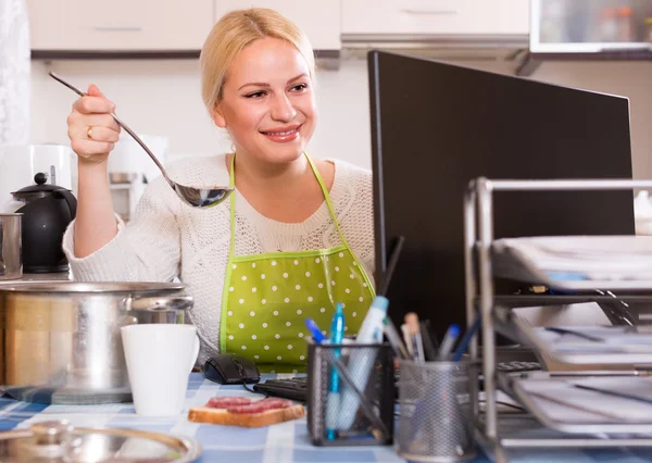 Freelancer with dishware working on PC — Stock Photo, Image