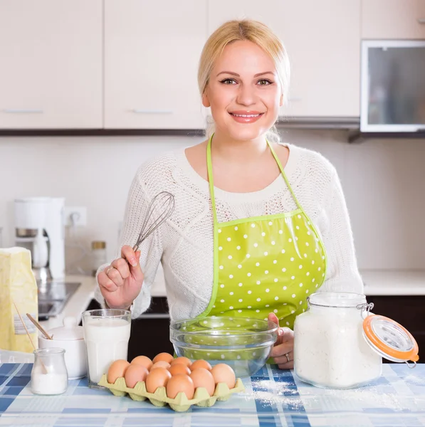 Hemmafru att göra degen — Stockfoto