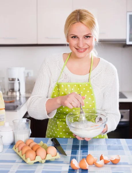 Mujer haciendo masa con batidor — Foto de Stock