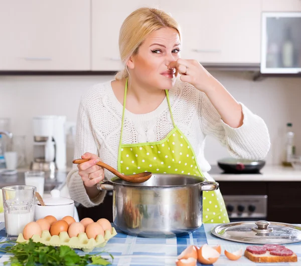 Woman feel musty smell — Stock Photo, Image
