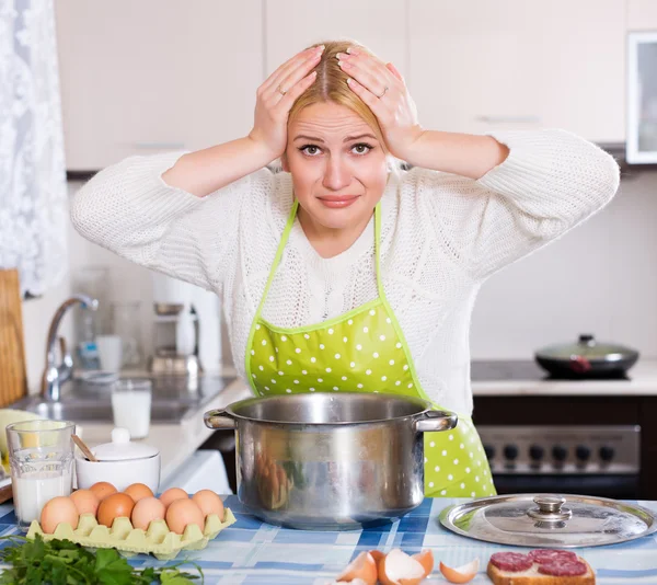 Vrouw gevoel muffe geur — Stockfoto