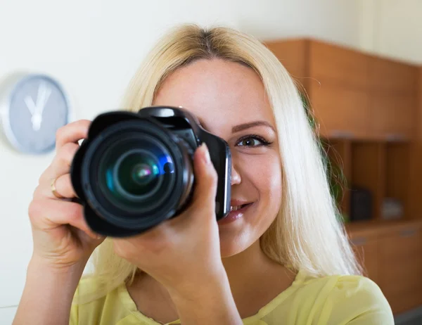 Jong meisje met professionele fotocamera — Stockfoto