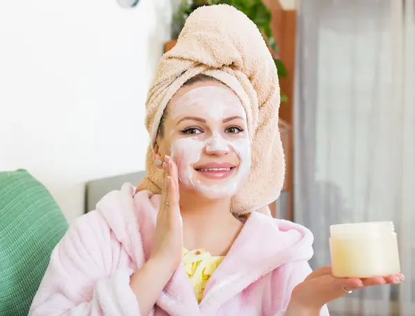 Chica con crema en la cara —  Fotos de Stock