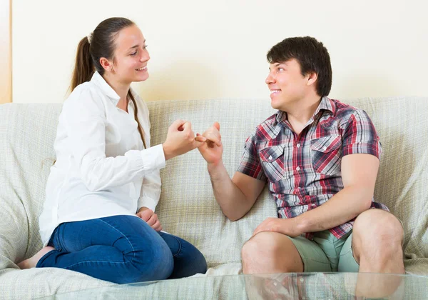 Paar versöhnt sich nach Streit — Stockfoto