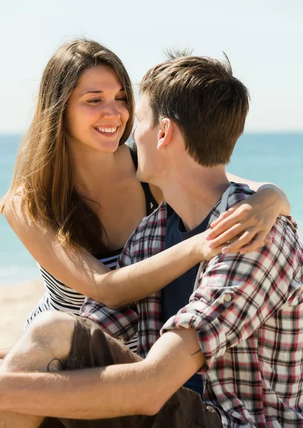 Liefdevolle meid en haar vriendje — Stockfoto