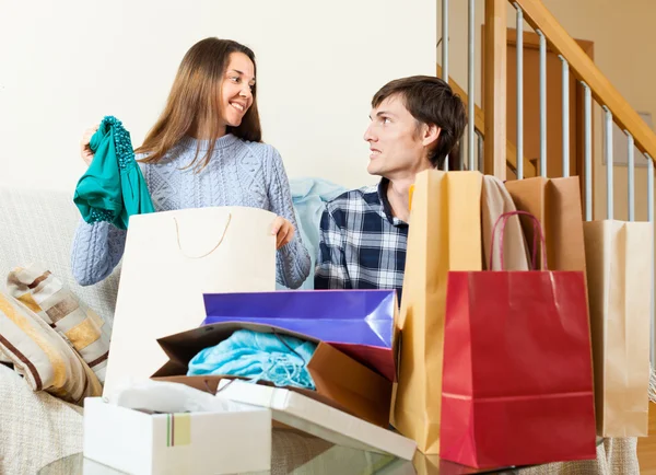 Guy and girl discussing purchases — Stock Photo, Image