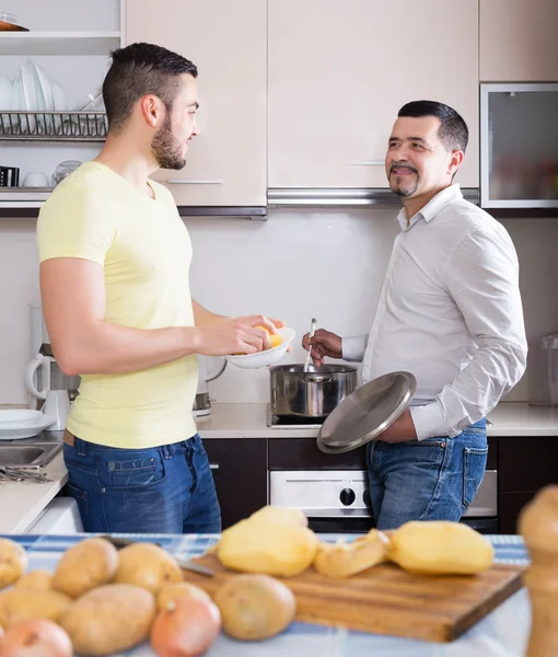 Hijo ayudando a padre a prepararse —  Fotos de Stock