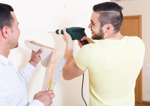 Dos hombres con taladro y nivel —  Fotos de Stock