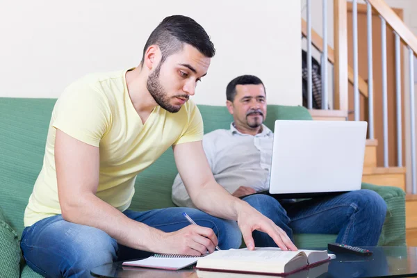 Dwóch dorosłych mężczyzn z laptopa kryty — Zdjęcie stockowe