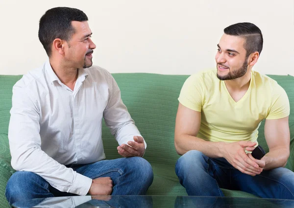 Dois homens alegres em casa — Fotografia de Stock