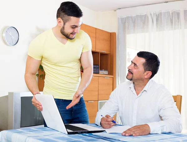 Två män med dokument — Stockfoto