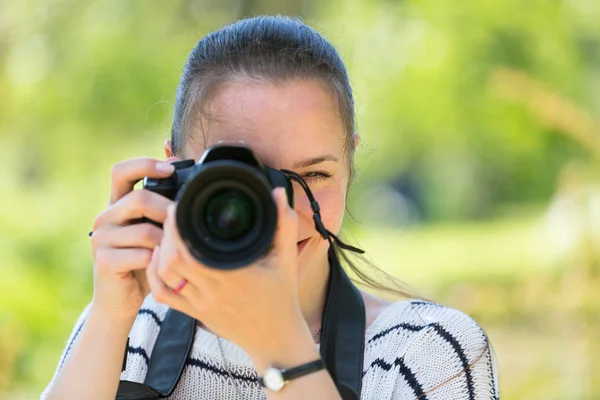 Dívka s fotokamery v parku — Stock fotografie