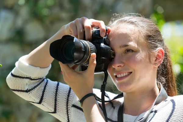 Dívka s fotokamery v parku — Stock fotografie