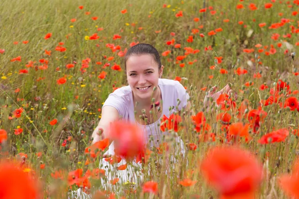 Porträt einer Frau in Mohn — Stockfoto