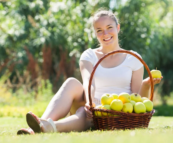 Woman with basket of apples — Stock Photo, Image