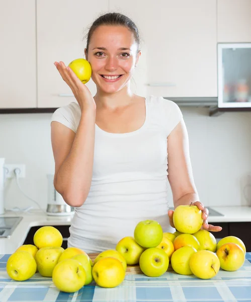リンゴとキッチンで主婦 — ストック写真