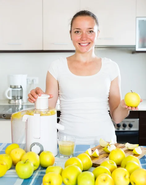 Woman preparing fresh apple juice — Stock Photo, Image