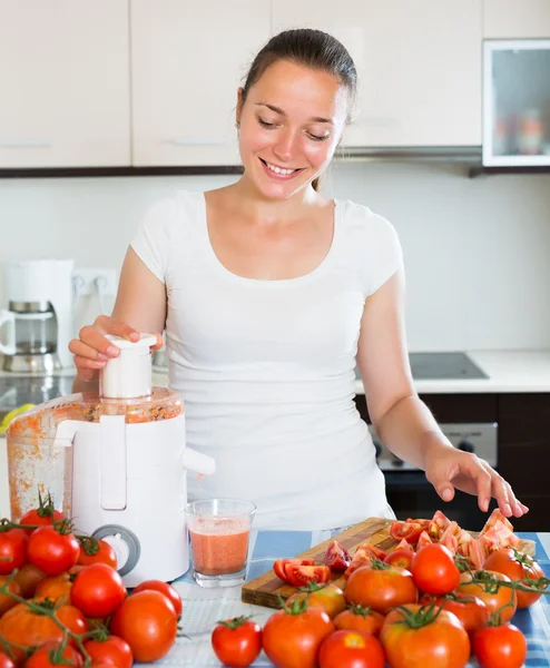 Donna che fa succo appena spremuto — Foto Stock