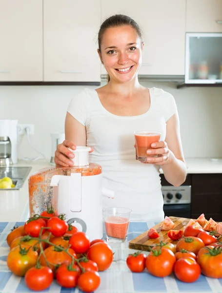 Chica preparando jugo fresco —  Fotos de Stock