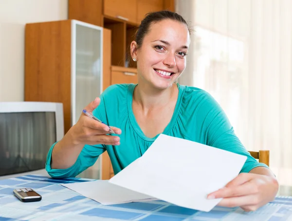 Flicka som arbetar med dokument på hemmaplan — Stockfoto