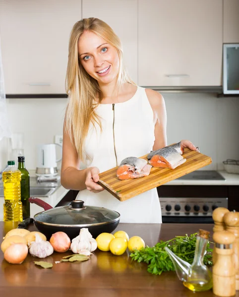 Ama de casa cocinando de salmón — Foto de Stock