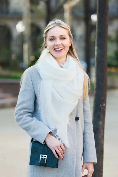 Retrato al aire libre de una mujer hermosa — Foto de Stock