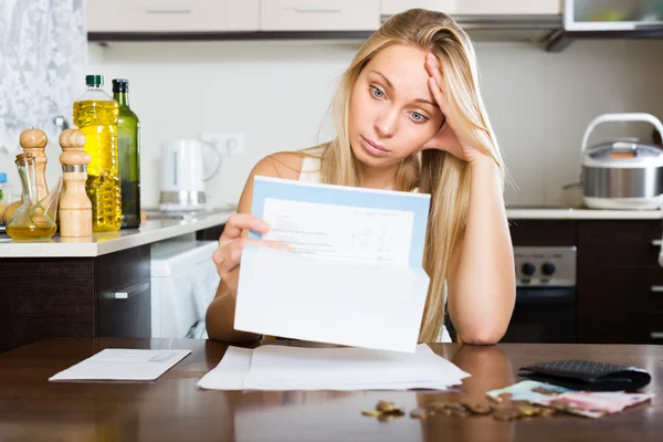 Traurige Frau berechnet Familienbudget — Stockfoto