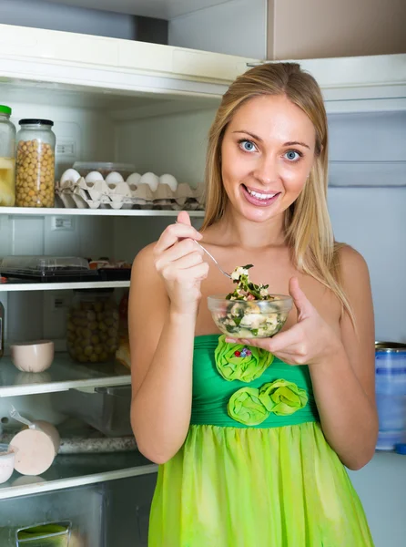 Meisje met wasmachine — Stockfoto