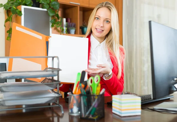 Girl using washing machine — Stock Photo, Image