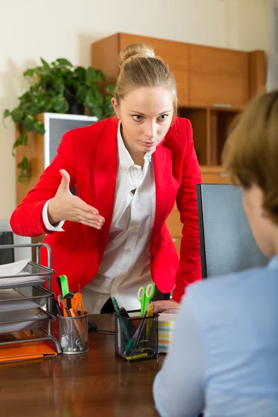 Mädchen benutzt Waschmaschine — Stockfoto