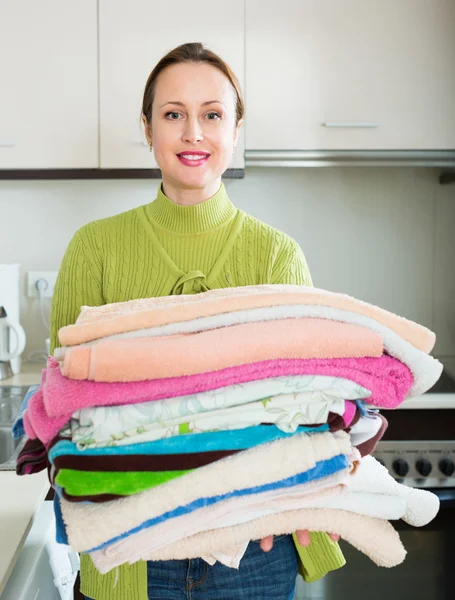 Brunette vrouw in de buurt van wasmachine — Stockfoto