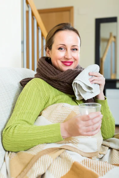 Retrato de la mujer enferma en casa — Foto de Stock