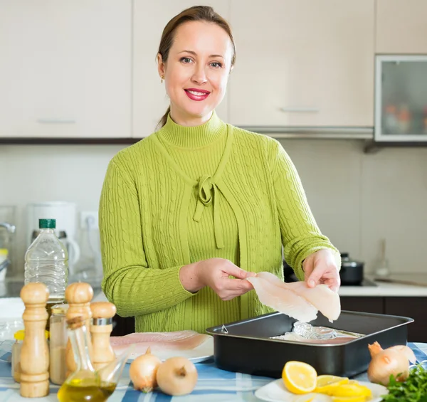 Donna preparare il pesce — Foto Stock