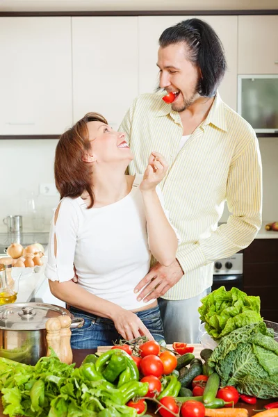 Happy couple with vegetables — Stock Photo, Image