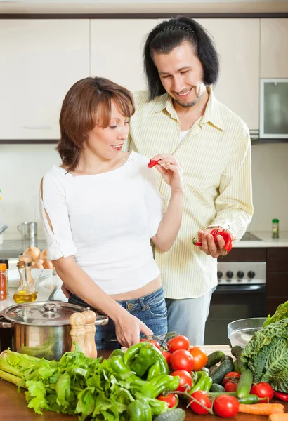 Man en vrouw met groenten — Stockfoto