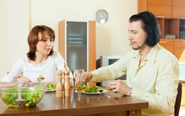 Pareja comiendo ensalada vegetariana —  Fotos de Stock