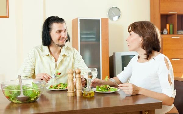 Couple eating vegetarian salad — Stock Photo, Image