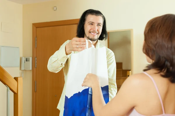 Man suddenly came to a woman with a gift — Stock Photo, Image