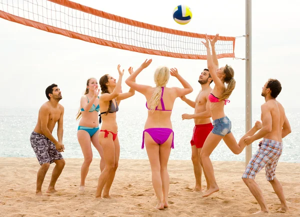 Tourists playing beach volley near sea — Stock Photo, Image